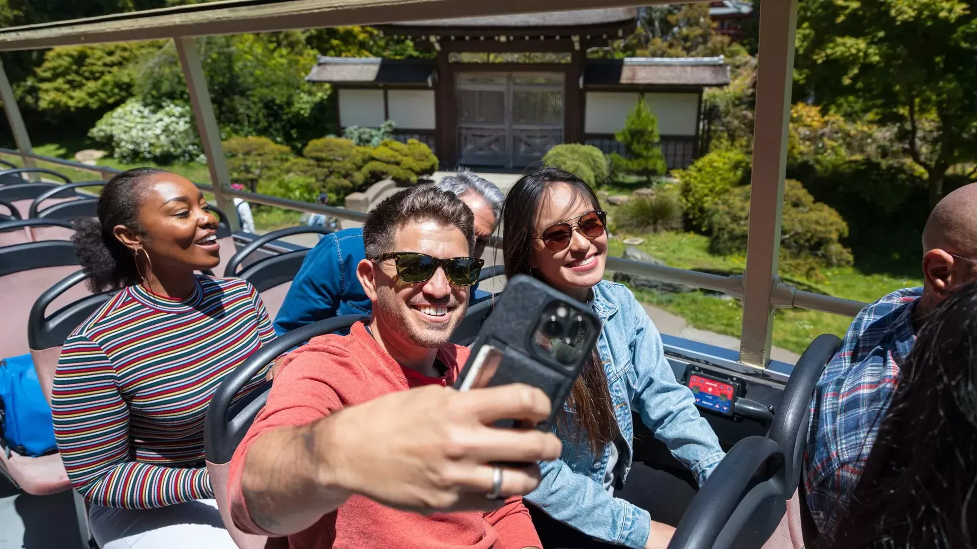 Mann macht ein Selfie auf einer Big Bus Tour