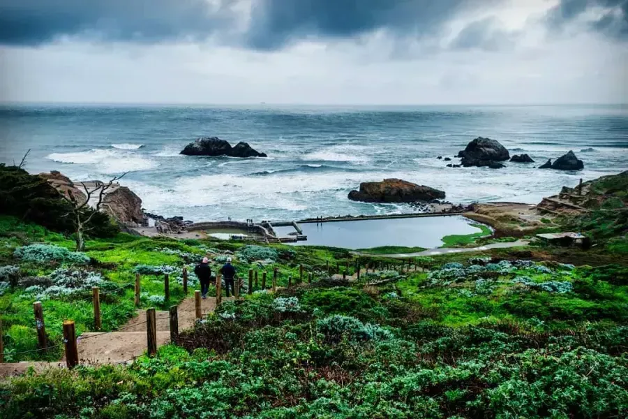 Hikers explore San francisco的浴室在太平洋附近