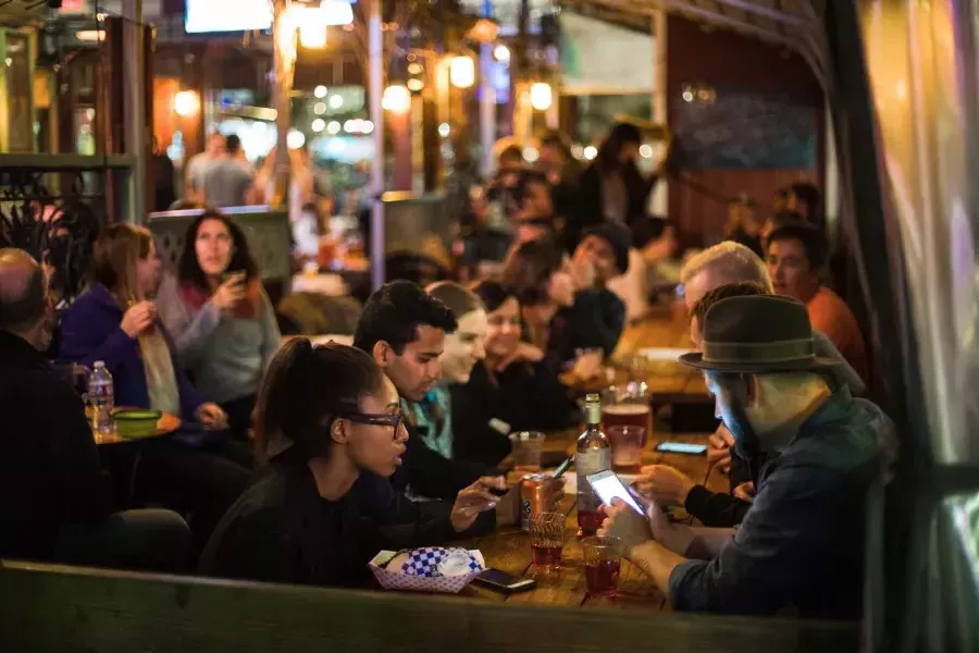 People eating in a crowded dining area in SoMa. 贝博体彩app，加利福尼亚州.