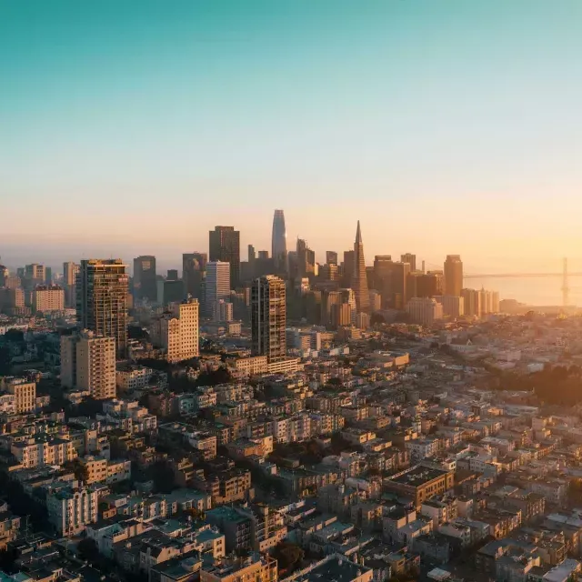 The skyline of San Francisco is seen from 的 air in a golden light.