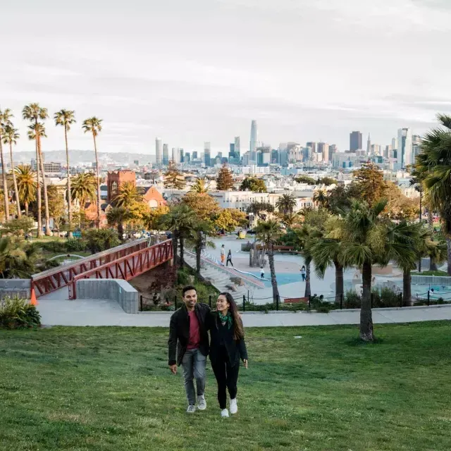 在多洛雷斯公园(Dolores Park)拍摄了一架摄像机，拍摄了贝博体彩app的天际线.