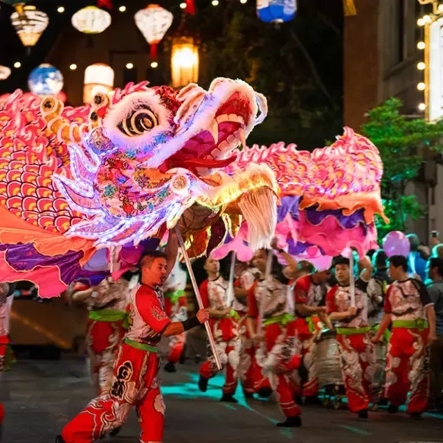 Dançarinos manipulam um dragão gigante e iluminado durante o Desfile do Ano Novo Lunar de 贝博体彩app.