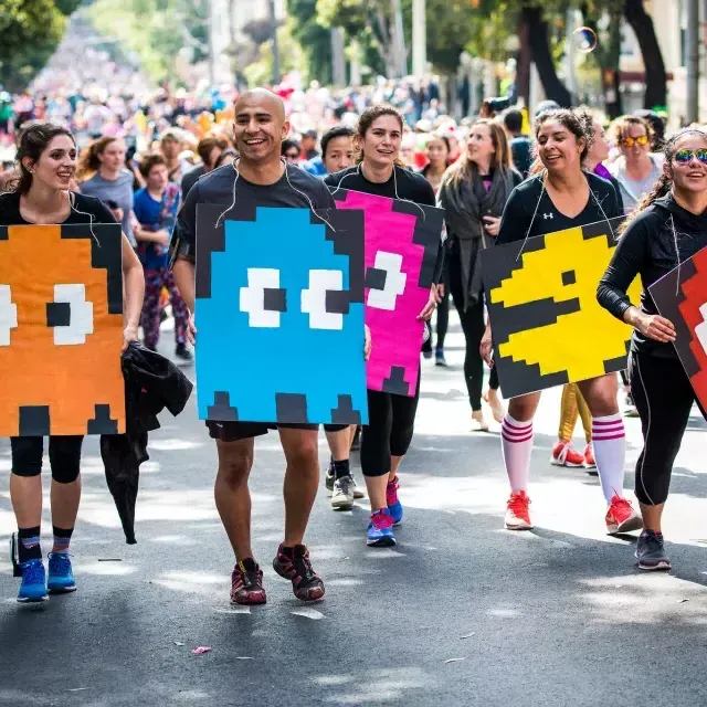 在Bay to Breakers Race SF中穿着facman服装的选手们